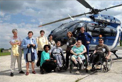En compagnie de Bruno de LA TOUCHE, le Capitaine commandant de la Base, pose devant l'EC 145 de la SAG de Villacoublay - Photo © ASF