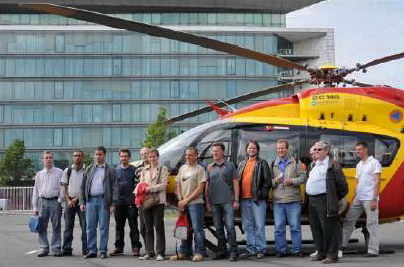 Devant "DRAGON 75", l'EC145 de la Sécurité Civile - Photo © ASF