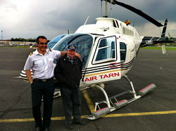 Bruno Leaune en compagnie de Jean-Marie Potelle posent devant le Bell 206 Jet Ranger d'Air Tarn Hélicoptère - Photo collection JMP