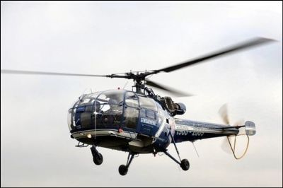 Le dernier hélicoptère Alouette III de la gendarmerie nationale vole le 19 octobre 2009 au dessus de l'aéroport de Bron - Photo AFP/Philippe Merle