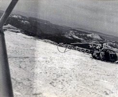 Vue rapprochée du "Posé dur" de l'Alouette 2 F-MJAW Gendarmerie sur le Dôme du Goûter, le 12 décembre 1961 - Photo DR