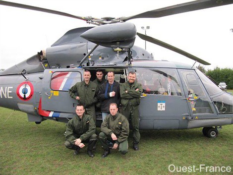 Christophe Kermabon avec les membres de l'équipage de la 35F qui ont participé à son sauvetage - Photo Ouest-France