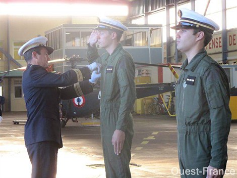 Remise de brevets à deux élèves officiers pilote : l'EOPAN Antoine Royer et à l'EOPAN Damien Sabatier