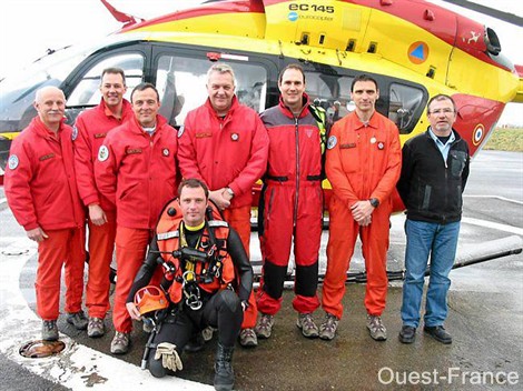 L'équipe Dragon 29 de la base de Quimper Pluguffan, entourant Philippe Joly, chef de base. Photo © Ouest-France
