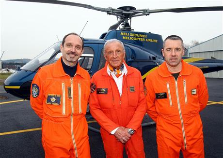 René Romet entouré d'Éric Vincent (à gauche) et de Patrice Gaillon, devant l'Écureuil d'Héli Sécurité, au retour de plusieurs heures passées dans le massif du Mont-Blanc, à découvrir les spécificités du vol en haute altitude. Un entraînement rendu compliqué par des conditions météorologiques difficiles... Pas de quoi décourager celui que l'on surnommait “le sauveteur de l'impossible” lorsqu'il œuvrait dans la Sécurité Civile - Photo Le DL/Norbert FALCO et DR