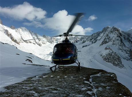 L'Écureuil d'Héli Sécurité posé dans le massif du Mont-Blanc