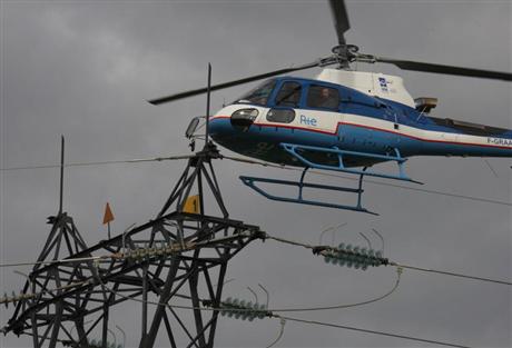 Réseau de transport d'électricité (RTE) a surveillé les lignes électriques à haute et très haute tension de la Drôme et de l'Ardèche, à bord d'un Écureuil, l'un des neuf hélicoptères de la flotte RTE - Photo Stéphane MARC