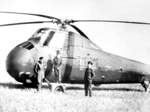 Roland Ponthier a droite devant Sikorsky H-34 dans l'Eure années 60 - Photo DR collection Roland Ponthier