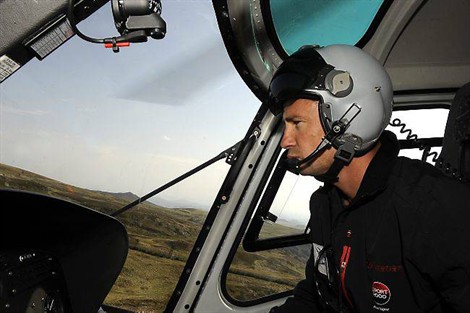 Aux commandes d'un hélicoptères, Pierre-Yves Denis est un pilote d'hélicoptère heureux