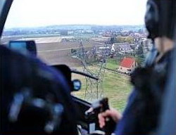 Pour contrôler les lignes à haute tension, l'hélicoptère avec Sébastien André aux commandes, vole à hauteur de poteau, soit dix mètres du sol - Photo Christophe LeFebvre 