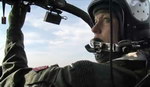 Le lieutenant Sergine Descatoire aux commandes de la Gazelle GBJ - Photo ALAT