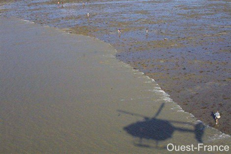 Le Dragon 50 survole quotidiennement les côtes manchoises à chaque période de grandes marées, comme ici au-dessus de Saint-Martin-de-Bréhal. 