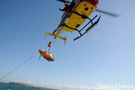 Parmi les missions de l'hélicoptère : le sauvetage en mer (ici, lors d'un exercice au large de Granville) - Photo Archives Ouest-France