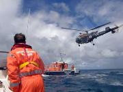 Le plongeur vient d'être déposé sur le pont arrière de la vedette Croix du Sud.