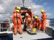 La préparation du brancard qui doit être hélitreuillé avec un blessé, en l'occurrence remplacé par du lest pour réaliser l'exercice.