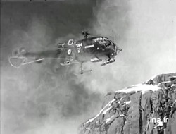L'Alouette III F-MJBG en stationnaire au-dessus du blessé - Photo © INA