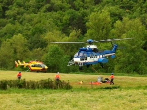 Le Super Puma EC 225 est le dernier né de la famille des Super Pumas. Un hélicoptère de la classe des 11 tonnes fabriqué par Eurocopter. Il peut transporter des charges allant jusqu'à 4,5 tonnes. C'est ce "Supercopter" RTE qui est venu, jeudi, récupérer l'hélicoptère accidenté et échoué dans un champ de Haute-Loire depuis le début de la semaine - Photo © Gérard Rivollier 