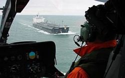 L'hélicoptère des garde-côtes se rapproche au plus près des navires pour mieux les identifier - Photo La Voix du Nord