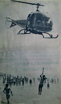 Treuillage d'une baigneuse avec le Bell 47 J3 F-ZBAH de la Protection civile à Lacanau-Océan - Photo sudouest collection Jean Jouanny