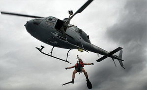 Sur zone, la vedette de sauvetage en mer de Sainte-Marie et le Fennec Armée de l'Air de l'E.T.O.M - Photo D. Klein & S. Bommert