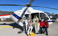 L'équipage de haut vol : Marielle Simon (pilote), Claire (assistante de vol), Dr Séverine Cahun, Isabelle et Patricia posent devant l'EC 135T2 F-HLCE du SAMU 12 de Rodez - Photo DR ladepeche.fr