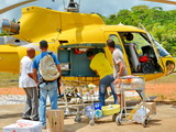 Chargement du 1er jour à bord de l'AS350 B2 F-GKYG © Patrick GISLE