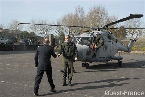 Le Lynx, un hélicoptère de lutte anti sous-marin en provenance de la base d'aéronautique navale de Lanvéoc-Poulmic dans le Finistère, s'est posé à 10 h 15 - Photo Ouest-FRance