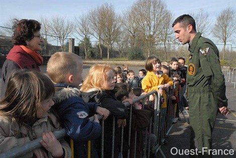 Les maternelles grande section de l'école Saint-Louis n'ont pas voulu rater le spectacle. Ils ont tenu tête au lieutenant Bigaud - Photo Ouest-France