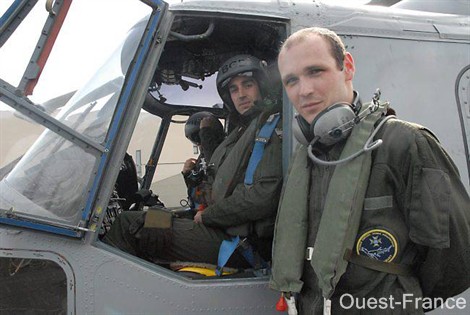 Cédric Brulé (au premier plan), technicien de l'aéronavale et Gwendal Bigaud, pilote de l'hélicoptère, deux anciens élèves du lycée La Mennais - Photo Ouest-France