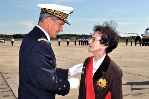 Le 2 septembre 2010, le général Jean-Paul Paloméros, chef d'état-major de l'armée de l'air (CEMAA), a remis le brevet militaire de pilote d'hélicoptère n°001 au médecin général inspecteur Valérie André, sur la base de Villacoublay