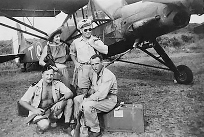 Valérie André avec l'équipe du colonel Alexis Santini au repos devant Morane-saulnier ms-500 Criquet - Photo DR collection V. André
