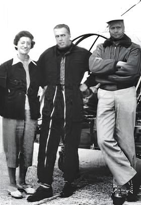 De gauche à droite : Valérie André, André Onde et Gérard Henry devant un Hiller 360 Helicop-Air à Cormeilles-en-Vexin. Photo vraisemblablement prise lors du stage de Valérie André qui s'est déroulé à Cormeilles-en-Vexin en 1950 - Photo DR