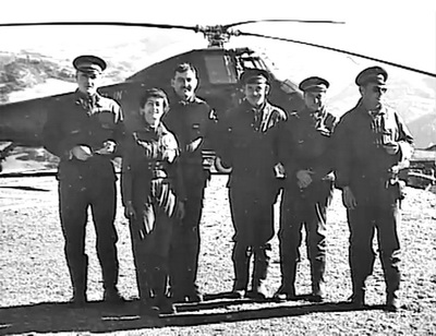 Valérie André avec son équipage devant un Sikorsky H-34 en Algérie - Photo DR collection Valérie André