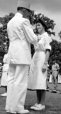 Valérie André décorée par le général de Lattre de Tassigny à Saigon, le 13 novembre 1951 - Photo DR collection Valérie André