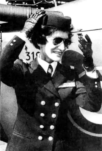 Valérie André en uniforme devant Alouette 3 en 1976 - Photo DR
