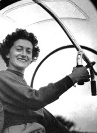 Valérie André souriante aux commandes du Hiller 360 F-BFPL stage Hélicop-Air en 1950 - Photo DR collection Valérie André