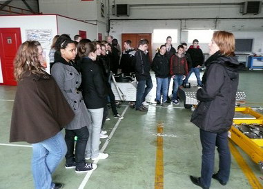 Dans le hangar de Dragon 50, Véronique Lacoste explique les missions à cette classe passionnée - Photo Blog 3ème F collège André Malraux
