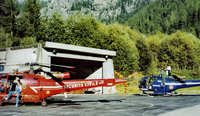 Les deux Alouette III (Sécurité civile F-ZBDM et Gendarmerie F-MJBN) dévolues au secours en montagne chamoniard stationnées sur la DZ des Bois fin des années 80 (1988 ?) - Photo DR collection Maison de la Montagne de Chamonix