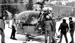 L'Alouette III, vraisemblablement immatriculée F-ZBAL n°1036, de la Base Protection civile de Grenoble pilotée par Alain Frébault vient juste de se poser après la récupération de René Desmaison - Photo Patrice Habans ParisMatch
