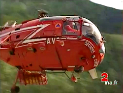 L'Alouette 3 F-ZBAV de la Sécurité civile décolle depuis la DZ des Bois de Chamonix et prend la direction de la chute de séracs - Photo Antenne 2 - INA