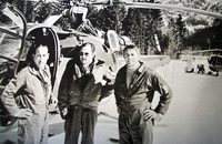 A gauche, Alain Frébault (Pilote), Roland Pin (Mécanicien) au milieu et Gilbert Mezureux (Responsable mécanicien) à droite posent devant l'Alouette III F-ZBAL de la Protection civile en février 1971 lors du secours de René Desmaison - Photo DR collection Francis Delafosse