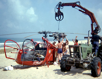 Dépose de la turbine Artouste 2 sur l'Alouette II F-ZBAF Sécurité civile sur la plage d'Houtin, lieu de posé de l'appareil en autorotation suite à l'arrêt complet de la turbine en vol ; travaux effectués après réquisition d'une grue élévateur du forestier local (15 juillet 1976) - Photo © Francis Delafosse