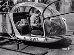 Le pilote aux commandes de l'Alouette 2 F-BIFL juste avant l'intervention - Photo INA