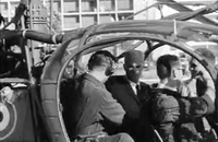 Alouette 2 F-ZBAK avec équipage lieutenant Jean VAN DEN BROECK et René MONTINI avec le ministre de l'intérieur Roger Frey feux du Lavandou, début août 1965 - Photo DR