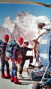 Photo d'illustration : Alouette III F-MJBO et son treuil lors d'un embarquement sur la DZ du refuge des Ecrins 3172 m (appelé également refuge Caron) - Équipage : Pilote Alain Franjou, Mécanicien d'équipage : Michel Piéton - Photo DR