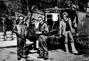 Après le premier treuillage latéral dans les Drus, devant l'Alouette III F-ZBAS de la Protection civile, René Romet, Gilbert Mezureux et Nigel Anthony Lyle après son secours le 26 août 1972 - Photo DR