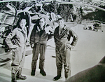 De gauche à droite : Alain Frébault (pilote Alouette 3), Roland Pin (mécanicien d'équipage) et Gilbert Mezureux (mécanicien d'équipage) devant l'Alouette III F-ZBAL - Photo Paris Match