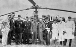 Équipage Jean Le Gac et Gabriel Montmasson posent devant l'Alouette 2 F-ZBAA Base de Grenoble-Eybens Protection civile, au début des années 60, après mai 1962 - Photo DR