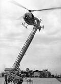 André Ganivet en haut de l'échelle lors d'un exercice de sauvetage avec SA-340 prototype 04 F-ZWRK - Photo collection Jean-Luc Ganivet