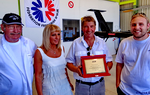 Les frères Lamana ont félicité Héli-Tech et ont symboliquement remis une plaque du mérite à Jean-Paul pour les 1000 heures d'école avec un LH 212 - Photo © Patrick GISLE